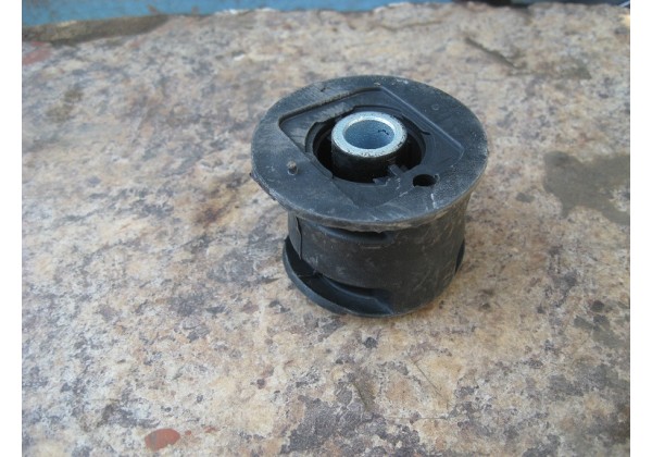 Сайлентблок кронштейна двигуна правого Renault Espace 4, Laguna 2 , 8200125534